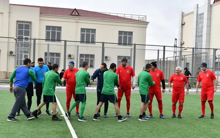 Məhbuslarla futbol veteranları arasında yoldaşlıq oyunu keçirilib