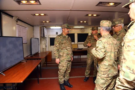 Müdafiə naziri qoşunların döyüş fəaliyyətinin təşkilini yoxlayıb