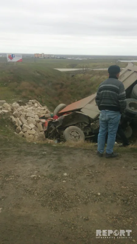 Şabranda daşla dolu KamAz dərəyə aşıb - FOTO