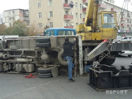 Bakıda yük maşını aşıb - FOTO