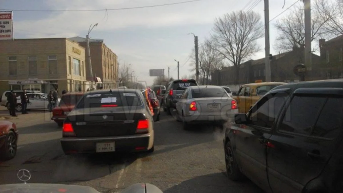 Шествие в Гюмри проходит напряженно: Произошла потасовка между активистами и полицейскими - ОБНОВЛЕНО