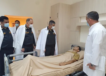 Müdafiə naziri antiterror tədbirləri zamanı yaralanan hərbi qulluqçularla görüşüb