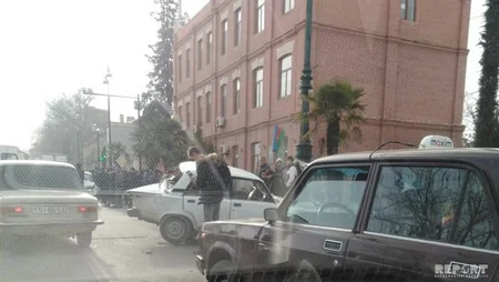 Gəncədə zəncirvari yol qəzası baş verib, ər və arvad xəsarət alıb - FOTO - YENİLƏNİB