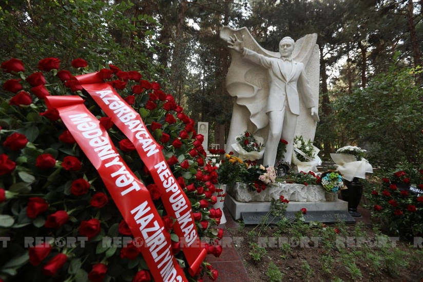 Mədəniyyət Nazirliyinin rəhbərliyi və rusiyalı qonaqlar Müslüm Maqomayevin məzarını ziyarət edib