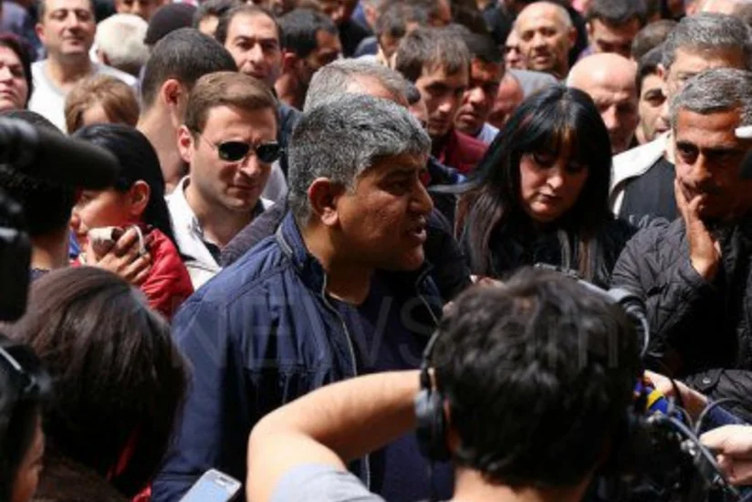 Armenian entrepreneurs hold protest at parliament