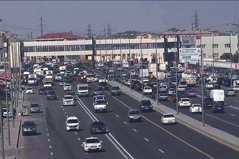 Bakının əksər küçələrində sıxlıq yaranıb