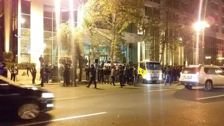 Bakıda yüksək sürətlə hərəkət edən “BMW” otelin giriş qapısına çırpılıb