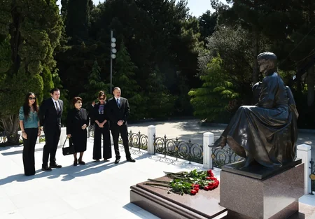 Azərbaycan Prezidenti Ümummilli Lider Heydər Əliyevin məzarını ziyarət edib