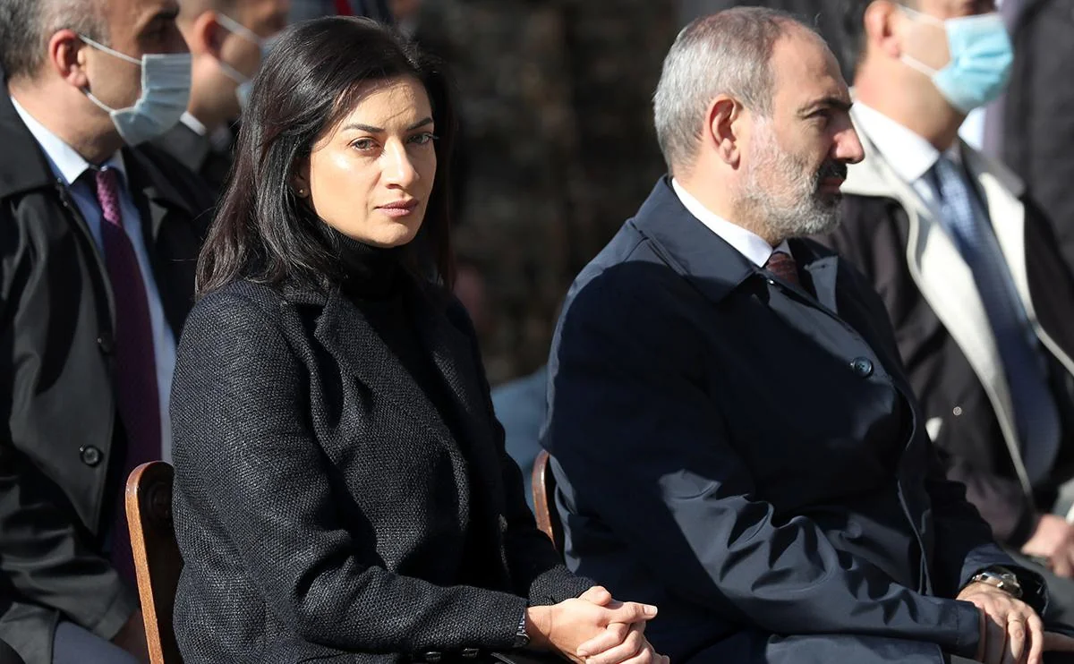 Erməni jurnalist Paşinyanın həyat yoldaşını məhkəməyə verib