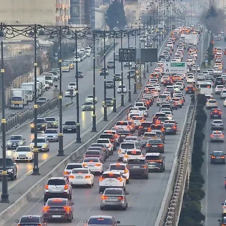 Bakının bir sıra yollarında nəqliyyatın sıxlığı yaranıb