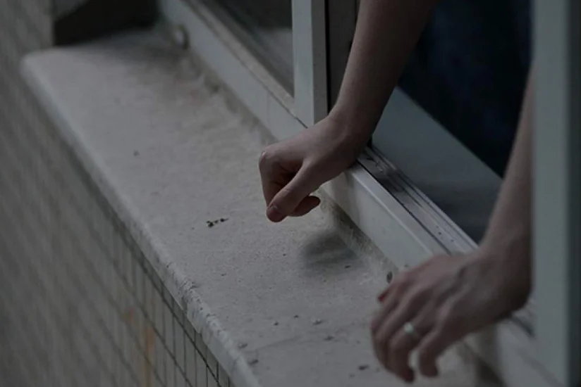 Bakıda gənc oğlan ikinci mərtəbədən yıxılaraq ağır xəsarət alıb