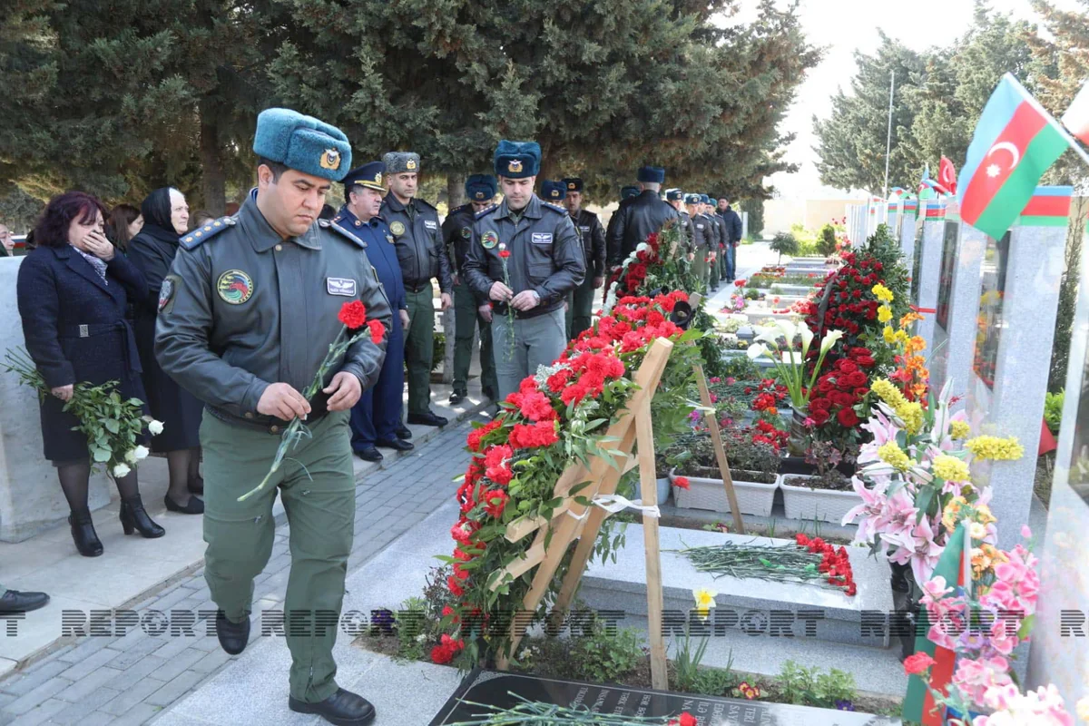 Aprel döyüşlərinin şəhid pilotlarının məzarı ziyarət olunub