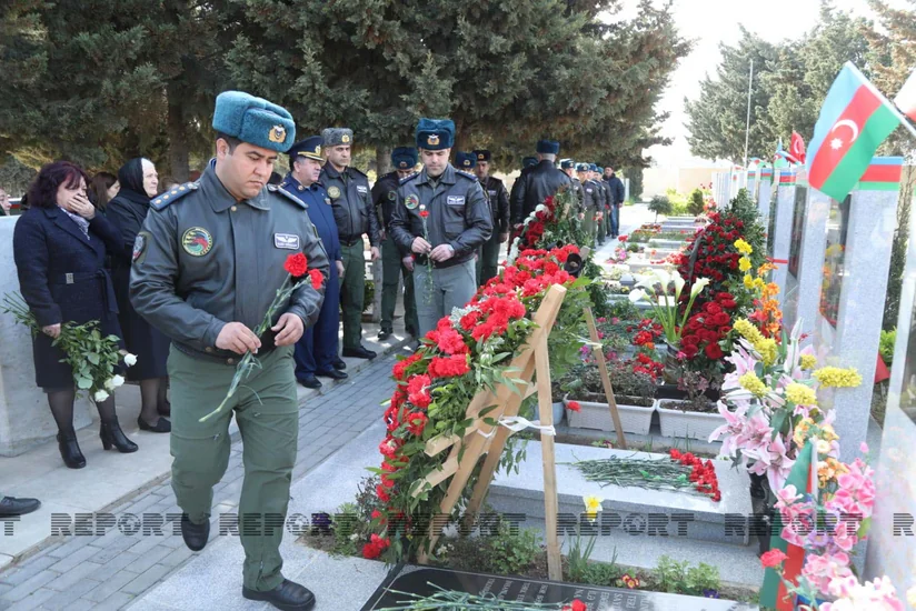 Aprel döyüşlərinin şəhid pilotlarının məzarı ziyarət olunub