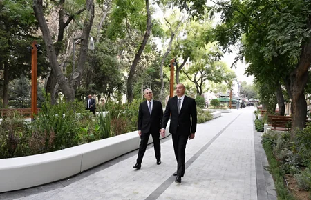 Prezident “Xaqani” bağında və ətraf ərazilərdə aparılmış abadlıq və yenidənqurma işlərindən sonra yaradılan şəraitlə tanış olub - YENİLƏNİB