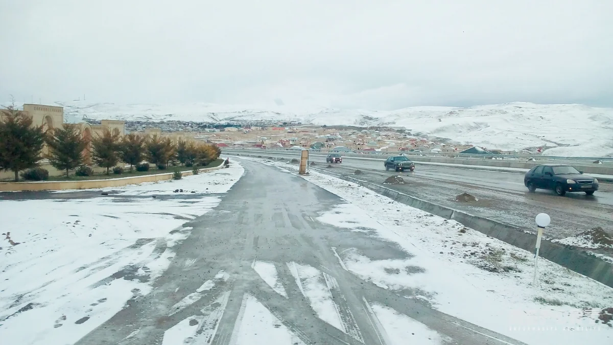 Bakı - Şamaxı yolu buz bağlayıb, nəqliyyatın hərəkəti çətinləşib - FOTO