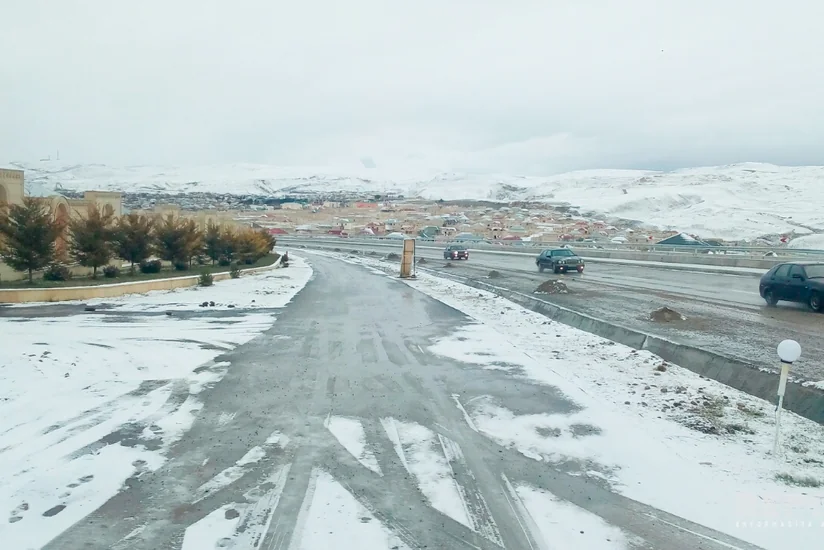 Дорога Баку-Шамахы заледенела, движение транспорта осложнено- ФОТО