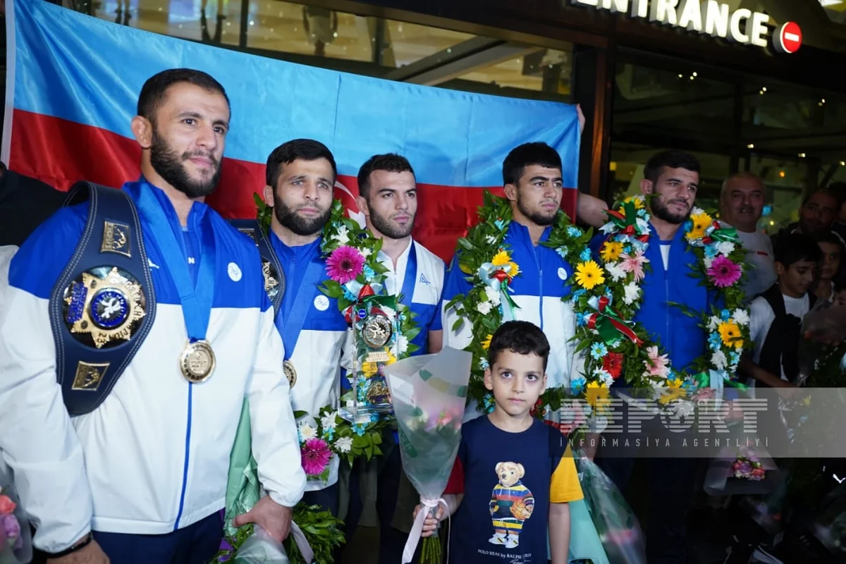 Dünya çempionatında tarixi uğur qazanmış Azərbaycan güləşçiləri Vətənə qayıdıb   