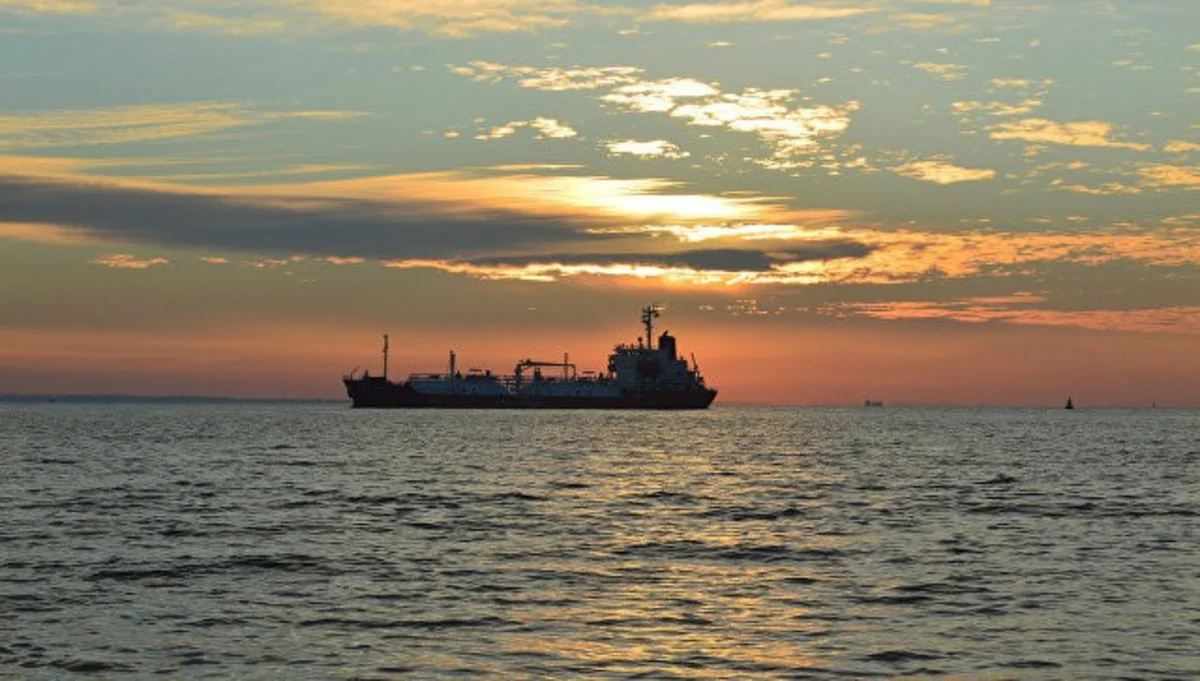 СМИ: Иран спас 44 моряка с нефтяных танкеров в Оманском заливе