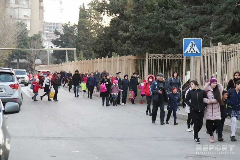 Bakıda orta məktəbin qapılarının bağlanması valideyn və şagirdləri narazı salıb - VİDEO