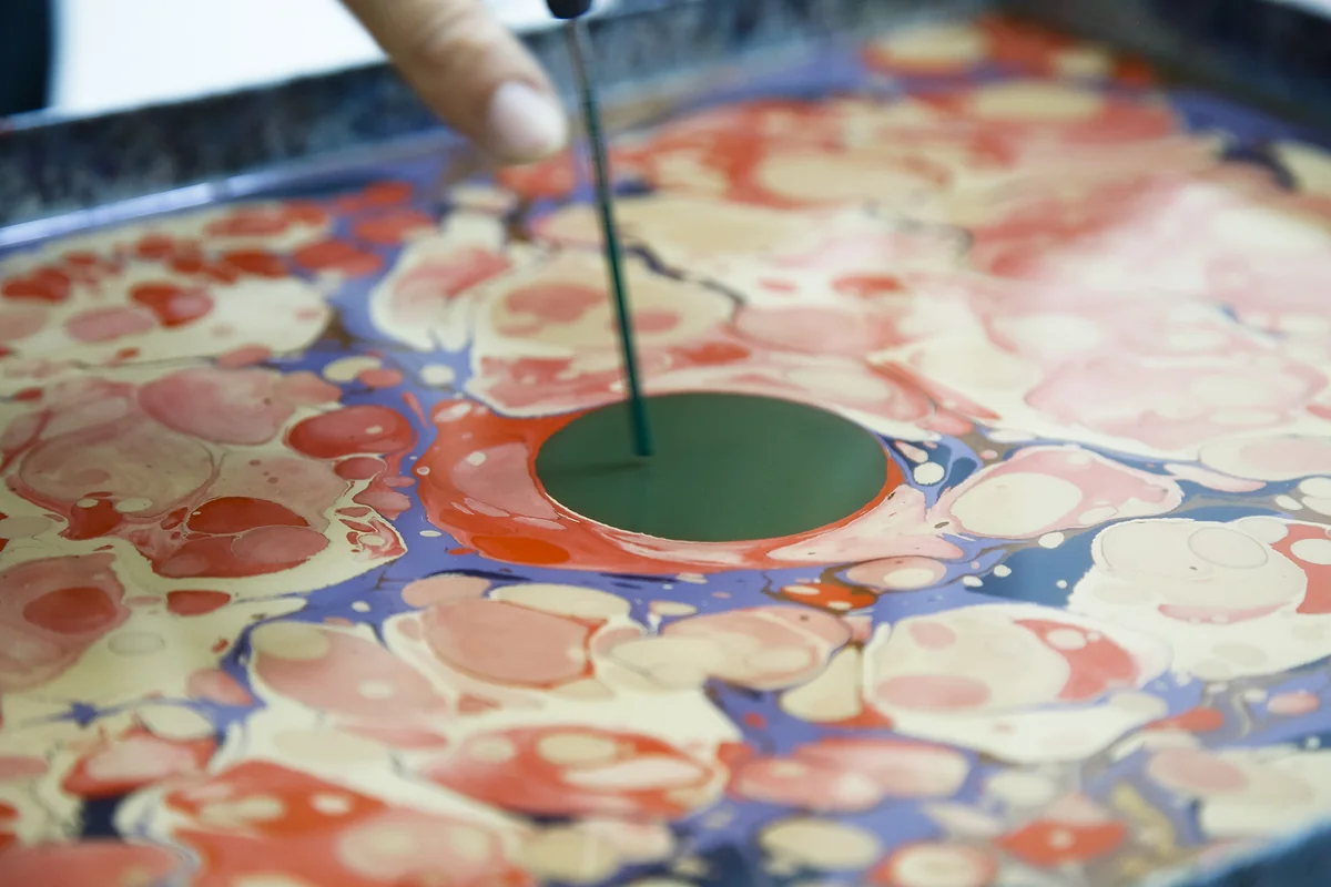 Ebru sənəti ilə məşğul olan azərbaycanlı: Ebruzənlik insan təbiətinə yaxın bir sənətdir - VİDEO