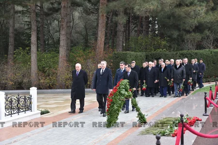 Müdafiə Sənayesi Nazirliyinin kollektivi ulu öndər Heydər Əliyevin məzarını ziyarət edib