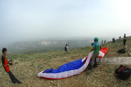 Adıyamanda yamac paraşütçüləri iki min metr yüksəklikdən atlayıb - VİDEO