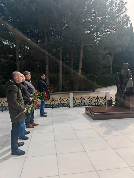 Rusiyalı məşhur psixoloq Heydər Əliyevin məzarını ziyarət edib