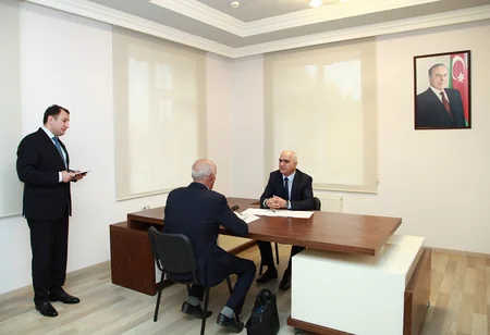 İqtisadiyyat naziri Biləsuvarda vətəndaşları qəbul edib