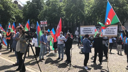 Azərbaycanlılar Niderland parlamentinin qarşısında Ermənistanın törətdiyi hərbi təxribatlara etiraz ediblər