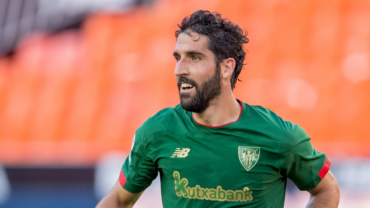 Spanish midfielder sets record in La Liga