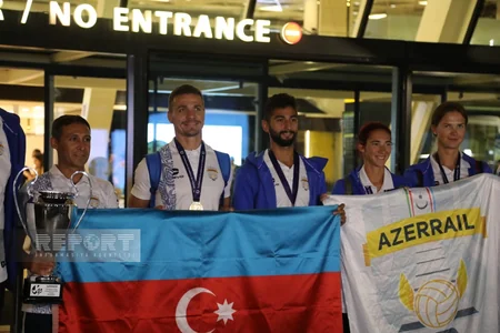 Azərbaycanın Avropa Kubokunun qalibi olmuş voleybolçuları Vətənə qayıdıb