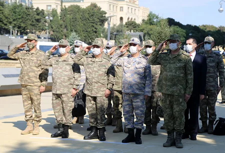 Türkiyənin Müdafiə naziri Fəxri xiyabanı ziyarət edib