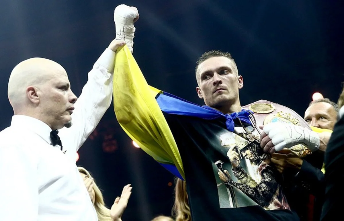 Украинец Усик стал абсолютным чемпионом мира по боксу, победив россиянина Гассиева
