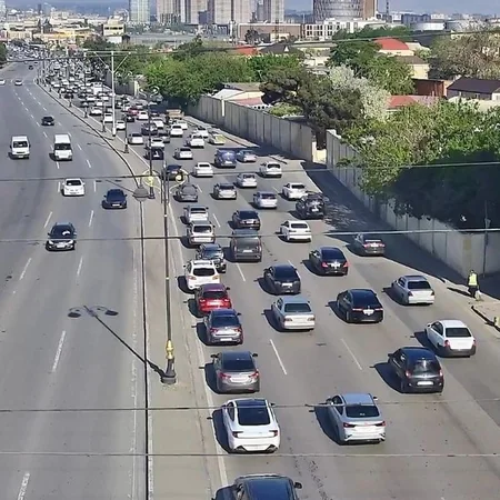 Bakının bir sıra yollarında nəqliyyatın sıxlığı müşahidə edilir 