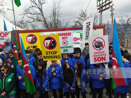 Экоакция на дороге Ханкенди-Лачын продолжается