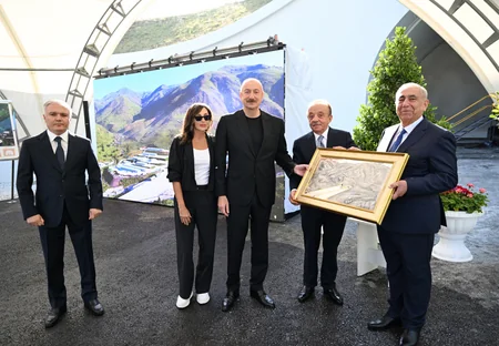 İlham Əliyev və Mehriban Əliyeva Toğanalı-Kəlbəcər-İstisu avtomobil yolunda görülən işlərlə tanış olublar - YENİLƏNİB