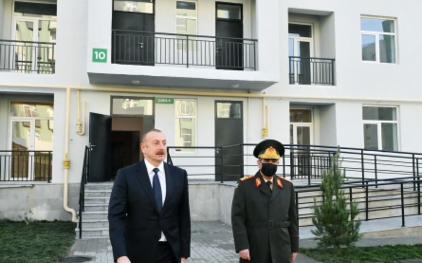İlham Əliyev şəhid ailələri və hərbçilər üçün nəzərdə tutulmuş mənzillərlə tanış olub