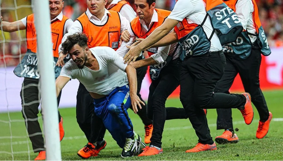 Superkubok matçında meydana girən yutuber həbs olundu