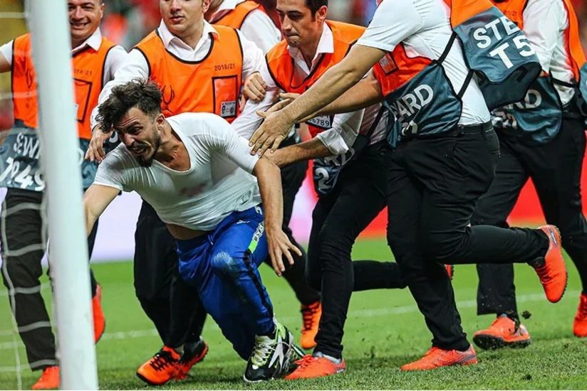 Superkubok matçında meydana girən yutuber həbs olundu