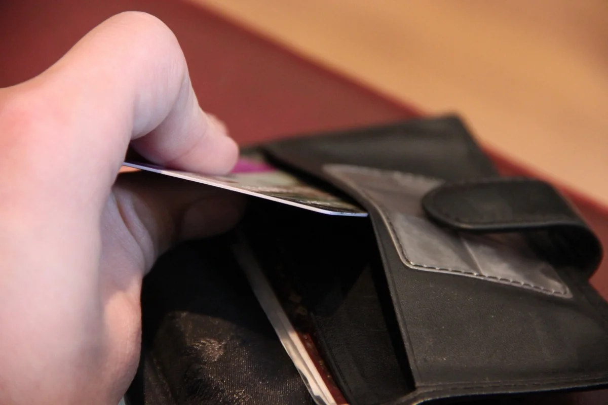 Bakıda yerləşən marketlərdən birində qadın müştərinin çantası oğurlanıb - VİDEO - YENİLƏNİB