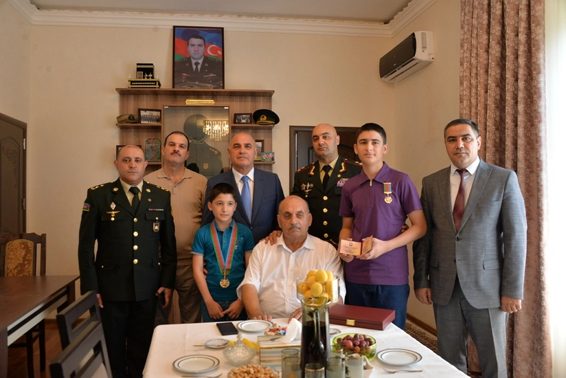 Zəfər ordeni Babək Səmidlinin ailəsinə təqdim edilib