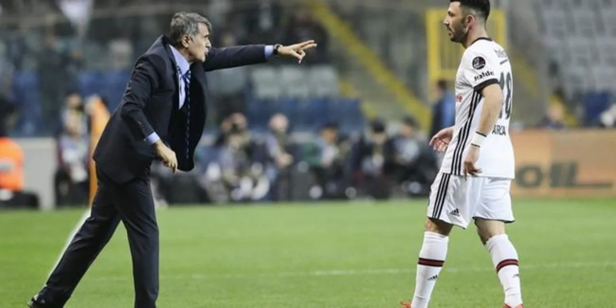 Beşiktaş oyunun fasiləsində plov yeyən futbolçusunu heyətdən kənarlaşdırıb