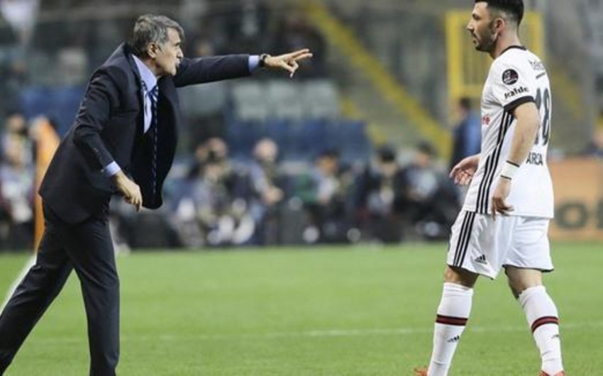 Beşiktaş oyunun fasiləsində plov yeyən futbolçusunu heyətdən kənarlaşdırıb
