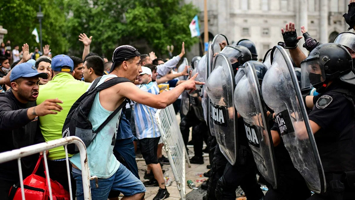 В Буэнос-Айресе начались столкновения между полицией и фанатами Марадоны