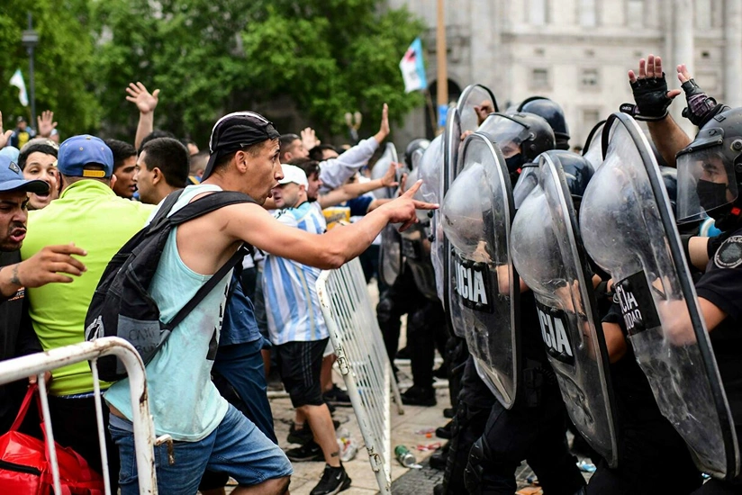 В Буэнос-Айресе начались столкновения между полицией и фанатами Марадоны