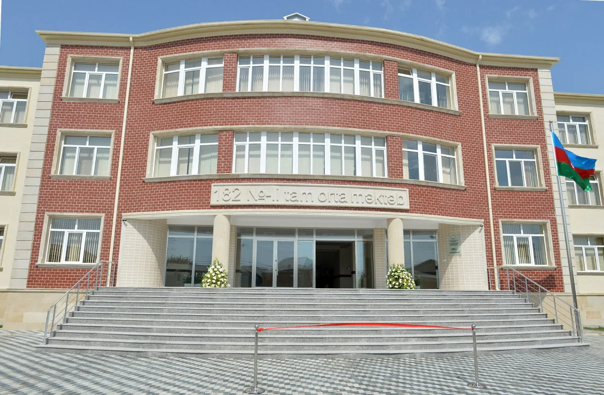 Bakıda məktəbdə yanğın siqnalı işə düşüb, müəllim və şagirdlər təxliyə edilib