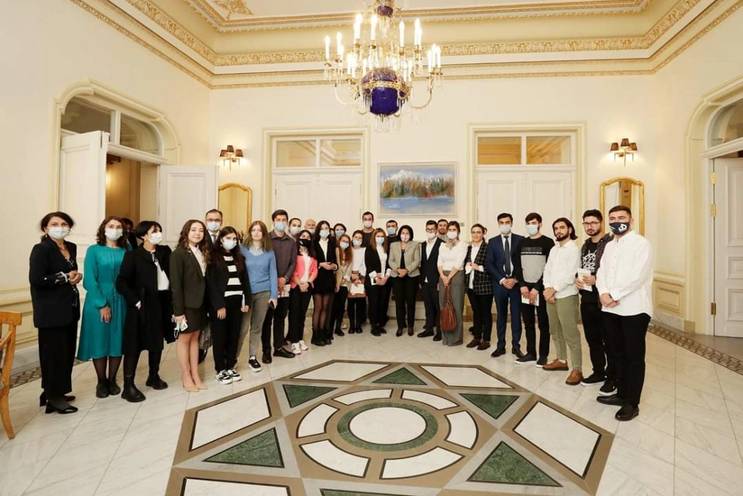 Gürcüstan Prezidenti azərbaycanlı gənclərlə görüşüb