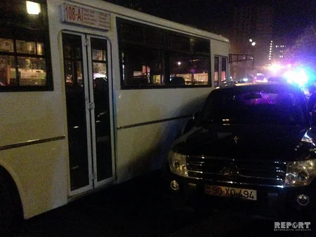 Bakıda sərnişin avtobusu qəza törədib - FOTO