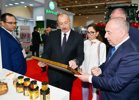 Президент и первая леди ознакомились с XVI выставкой Caspian Agro и XXVIII выставкой InterFood Azerbaijan