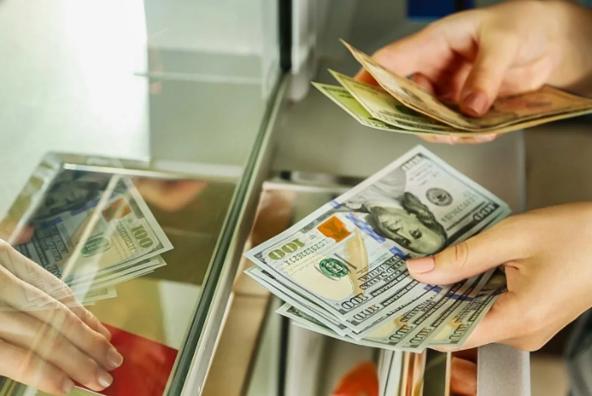 Azərbaycan bankları valyuta mübadiləsi üzrə gəlir marjasını 42 % artırıblar